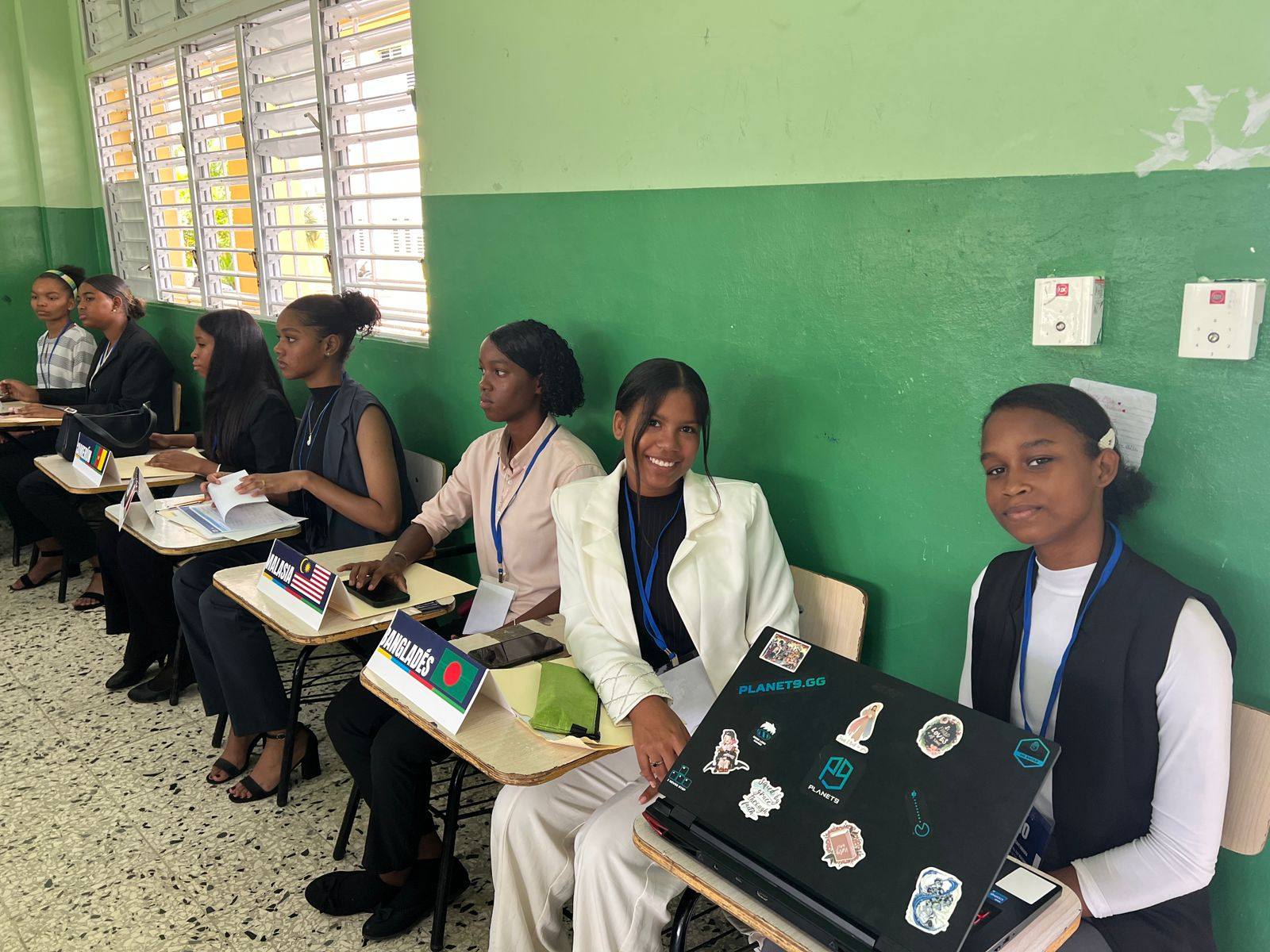 Estudiantes participando en un taller